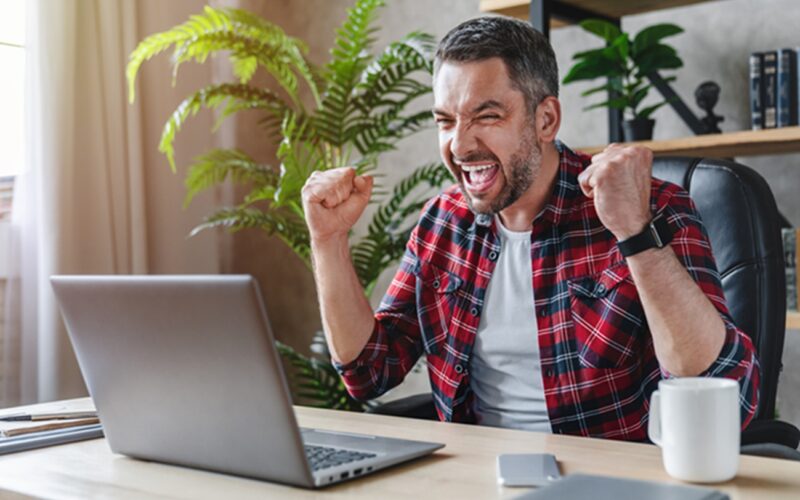 KOMPLETNÍ SROVNÁNÍ: LEGÁLNÍ VS. ZAKÁZANÉ CRASH GAMES V CZ CASINECH